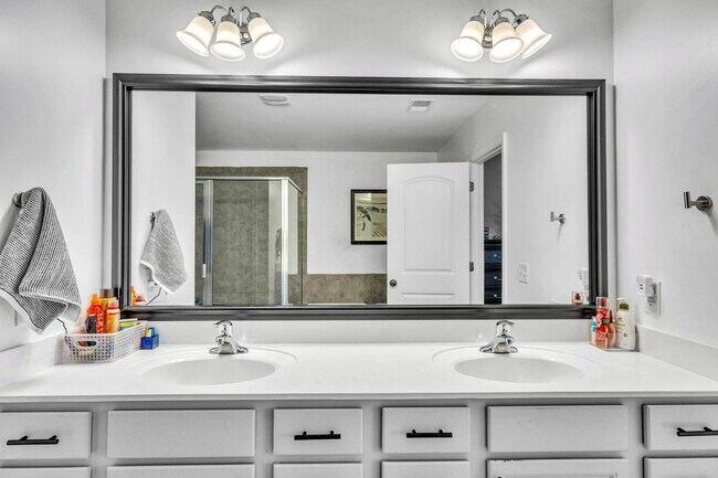 Building Photo - Stunning 4 Bed/2.5 Bath home in Creekside