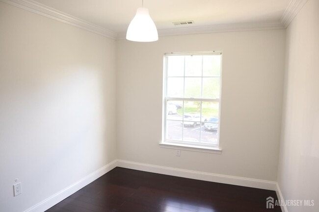 Building Photo - 1306 Commons at Kingswood Dr