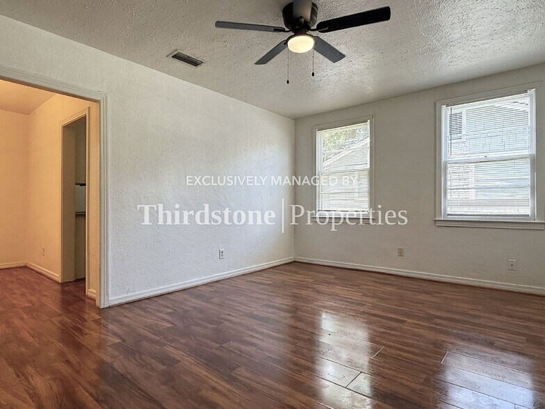 Building Photo - 4833 Kingsbury St