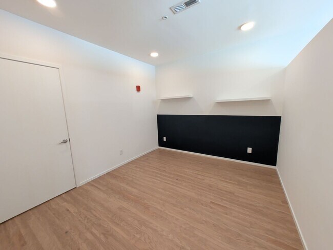 Building Photo - Spectacular Edgehill Condo!