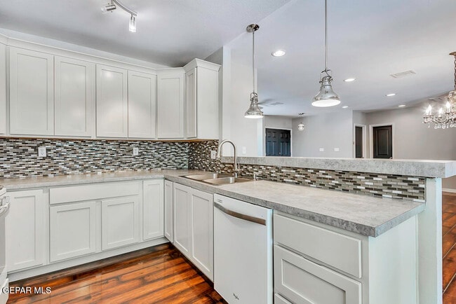 Building Photo - 9208 Shaver Dr