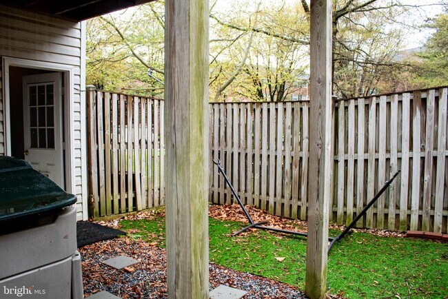 Building Photo - 2095 Pawlet Dr