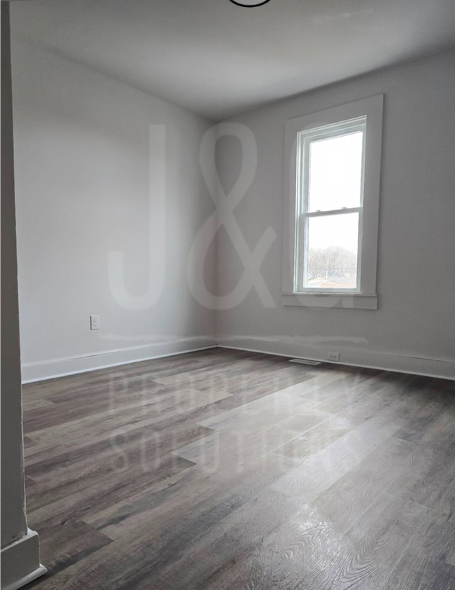 Building Photo - 3 Bedroom 1 Bath Row House