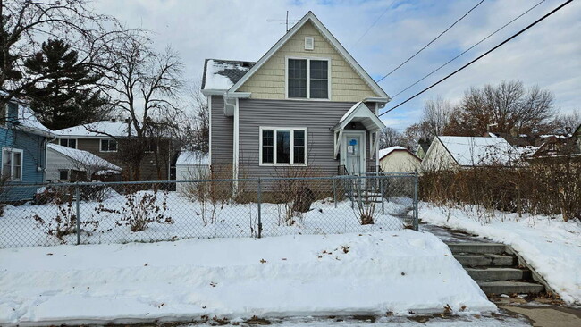 Building Photo - 3-Bed 1.5 bath Home on Payne Avenue with Spacious 2310 Sq Ft Layout – Ideal Saint Paul Living!"