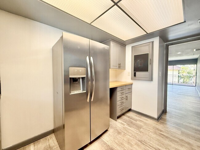 Building Photo - 785 S Village Dr