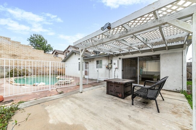 Building Photo - Single-Story 3 Bedroom Home with Pool in Camarillo