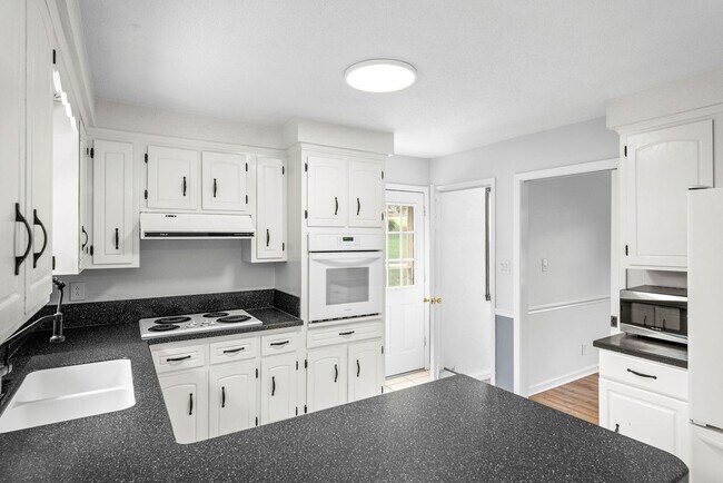 Building Photo - Pet Friendly Three Bedroom with Basement!