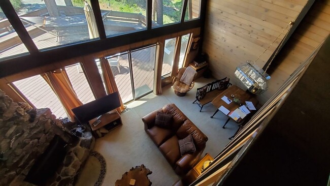 Building Photo - Spacious and Bright Cottage in Quiet Cul-d...