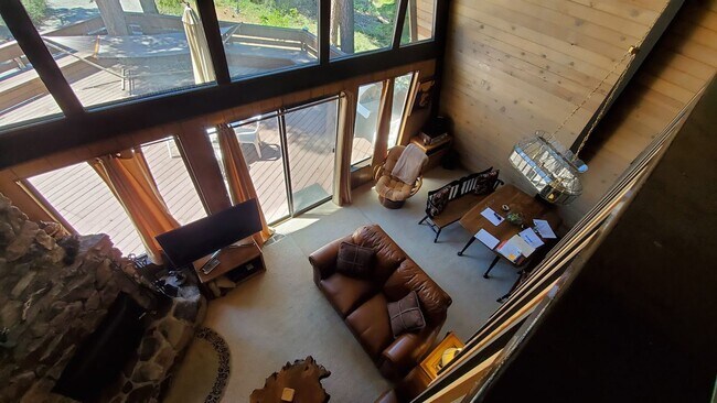 Building Photo - Spacious and Bright Cottage on Quiet Cul-d...