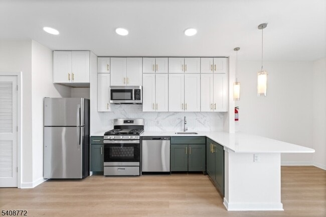 Building Photo - 321 E 3rd St