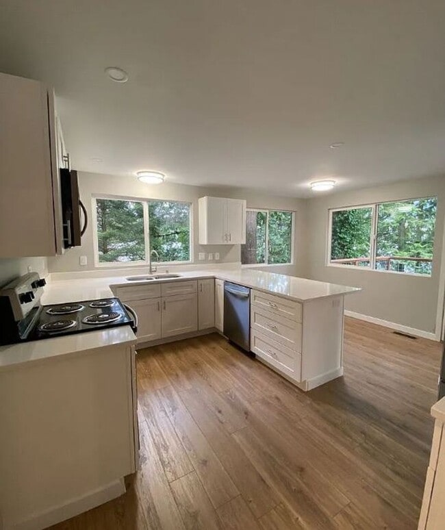 Building Photo - Two Stories of Comfort and Charm in Sudden Valley - Don't miss this 3bd/2b!!