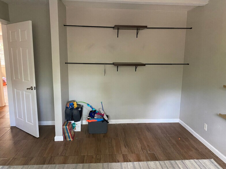 Building Photo - 175 Thunderbird Dr