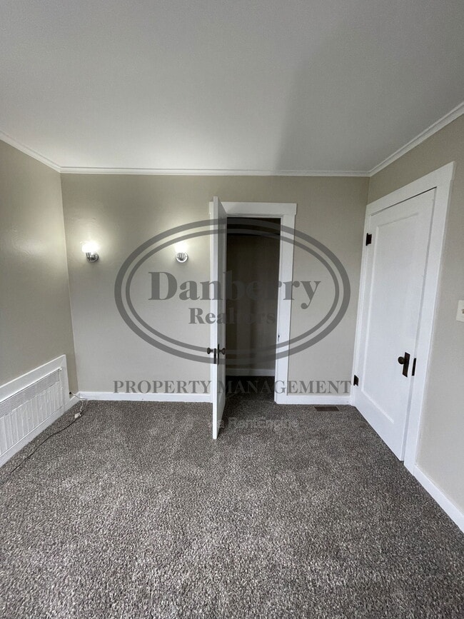 Building Photo - 220 N Main St