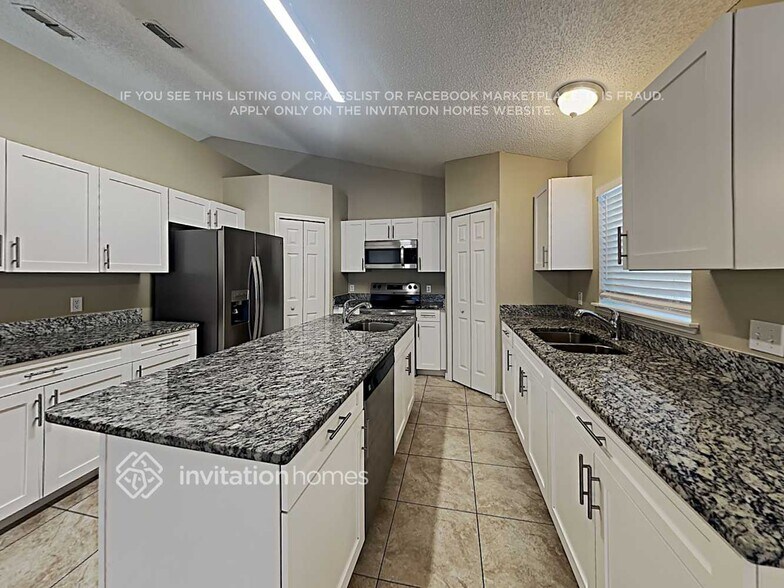 Building Photo - 5627 Oakwood Knoll Dr