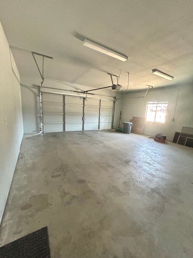 Building Photo - 3 Bedroom with open floor plan