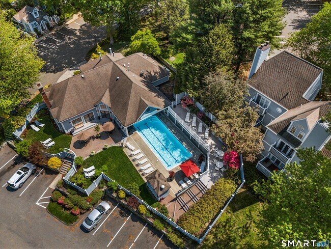 Building Photo - 2124 Old Pond Ln