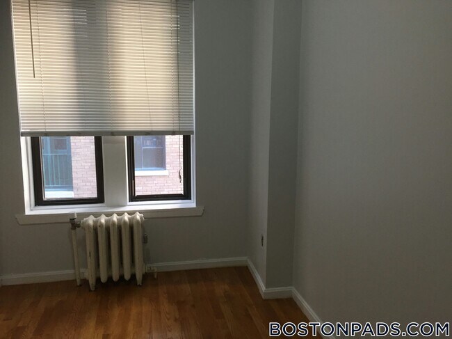 Building Photo - 448 Park Dr