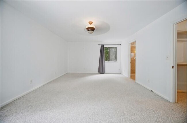 Building Photo - 1044 Commodore Dr