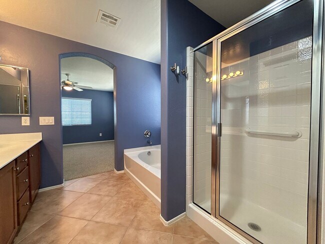 Building Photo - Gated 3-Bedroom 3-Bathroom Home in Southwest!