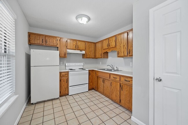 Building Photo - Large 2 Bedroom / 1 Bath - Newly Renovated