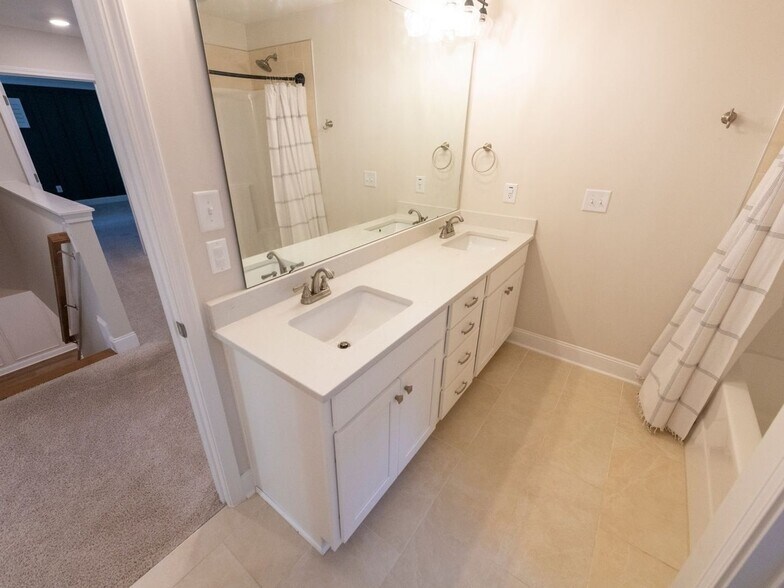 Building Photo - 711 Elderberry Dr