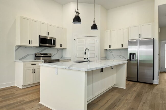 Building Photo - 100-102 Amberwood Ct