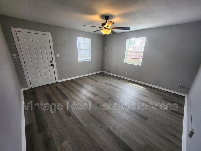 Building Photo - 2406 E Clark St