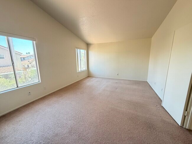 Building Photo - Carry Over Showing: This property has been shown before and will be rented to the first most qual...