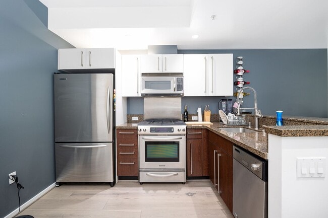Building Photo - 1BD/1BATH Perfectly situated 1 bedroom condo for rent in Downtown!