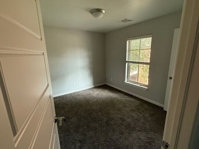 Building Photo - Amazing 3 bed 2 bath duplex near NW 122nd St