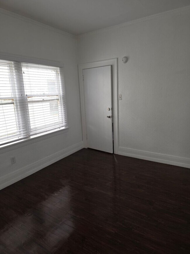 Building Photo - Fourth Street