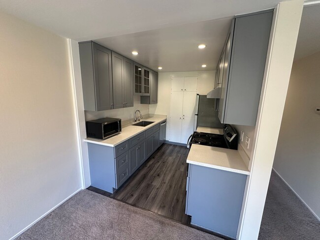 Building Photo - Beautifully Updated 2-Bedroom Unit with On...