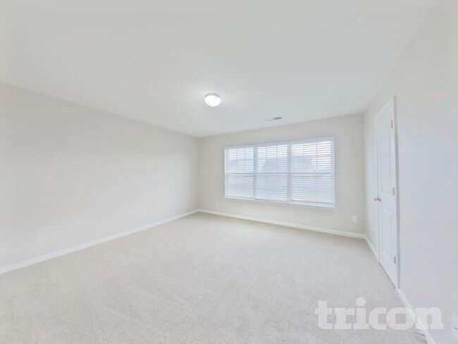 Building Photo - 750 Chariot Way