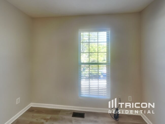 Building Photo - 7172 Grosbeak St