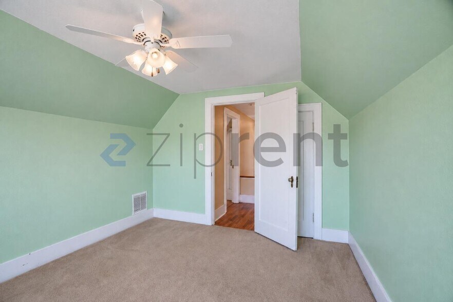 Building Photo - Unit