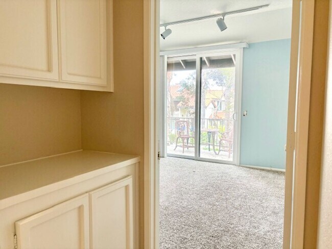 Building Photo - 2226 Martinique Ln