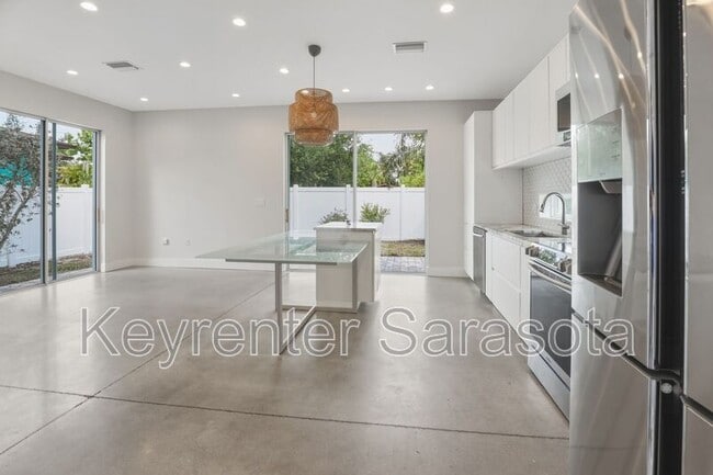 Building Photo - 2066 Roselawn St