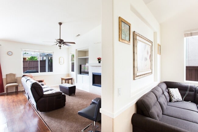 Building Photo - Spacious 4 Bedroom, 2 Bath Furnished Famil...
