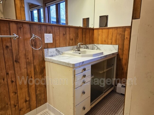 Building Photo - 621 S 14th Ave