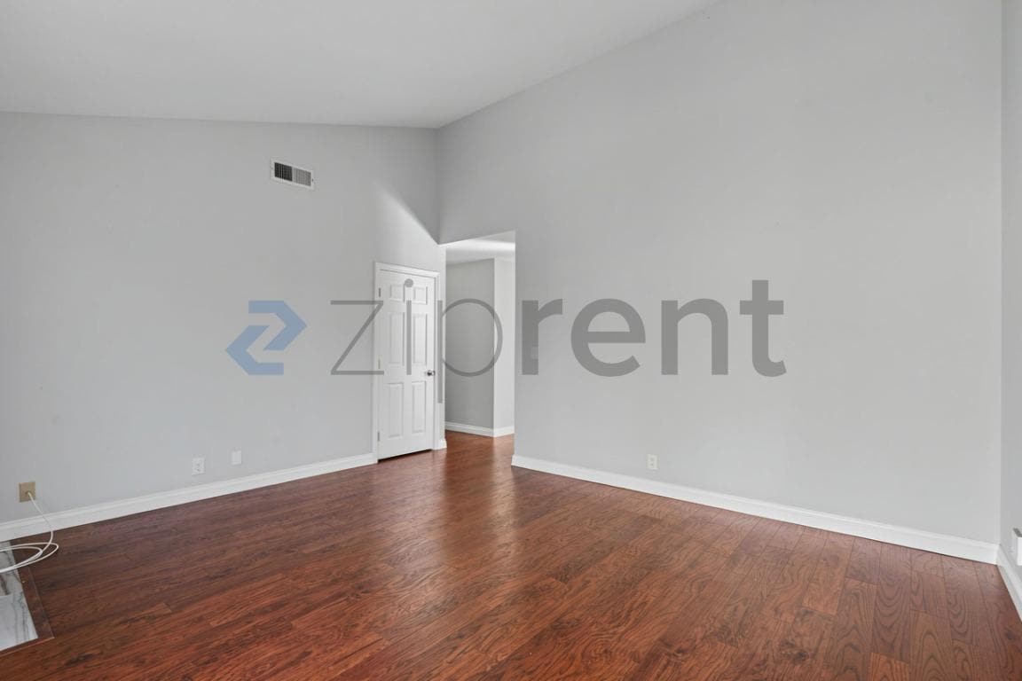 Building Photo - Unit