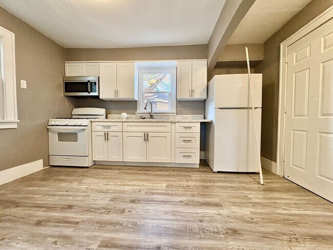 Building Photo - 1243 Portage Ave