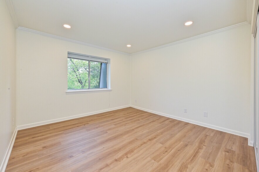 Building Photo - 1323 Queens Rd