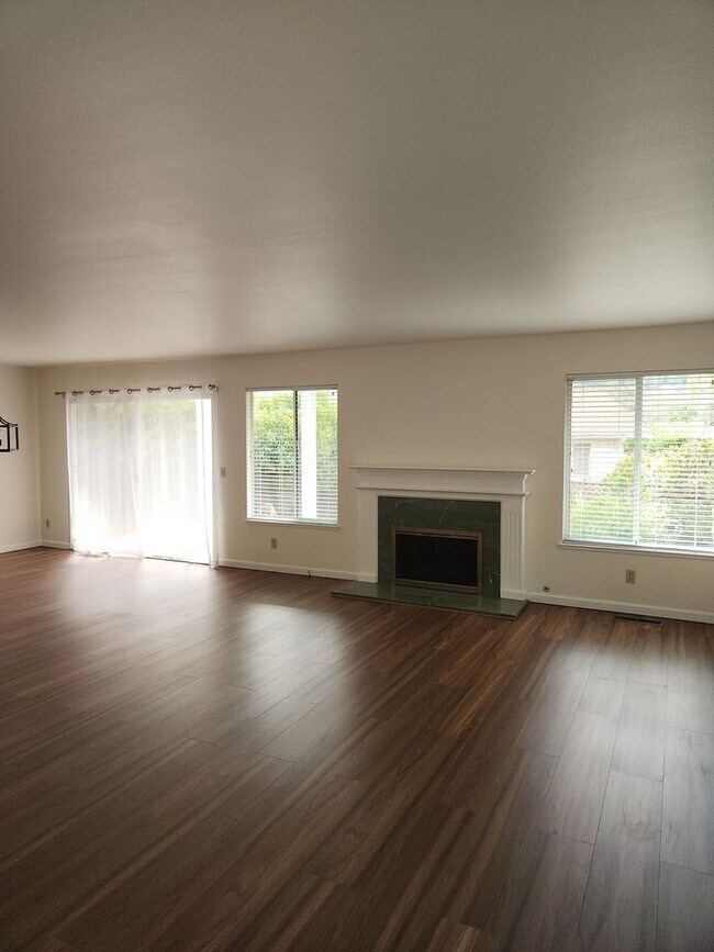 Building Photo - Lovely Home in Oakmont