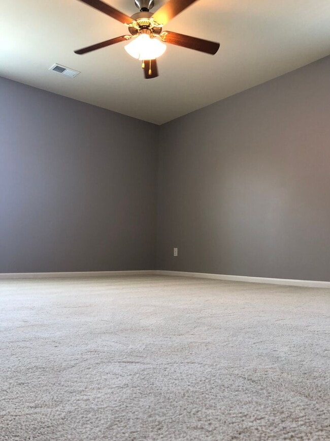 Building Photo - Stunning 3 bedroom, 2 1/2 bath 2 story home