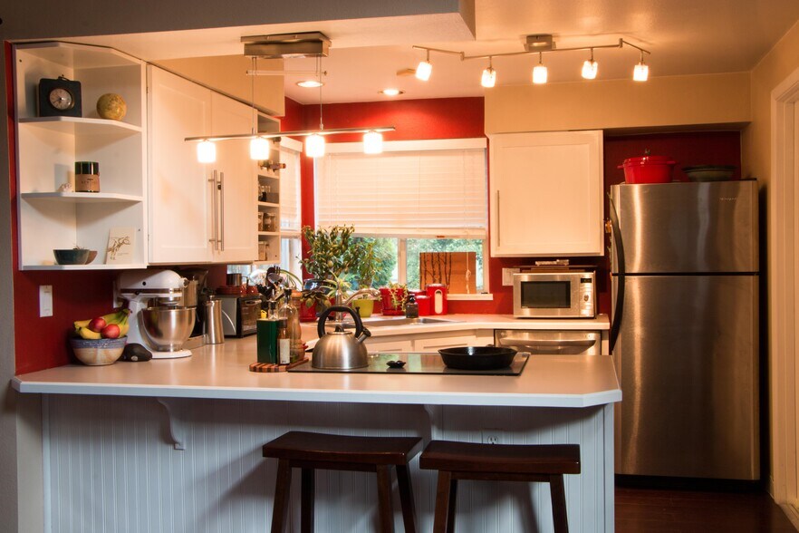 Building Photo - 3306 Northeast Holman Street