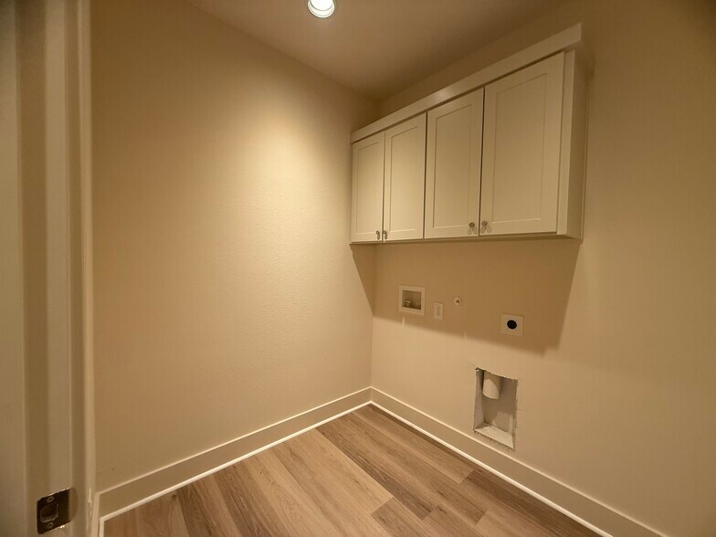 Building Photo - 104 Kirkland St