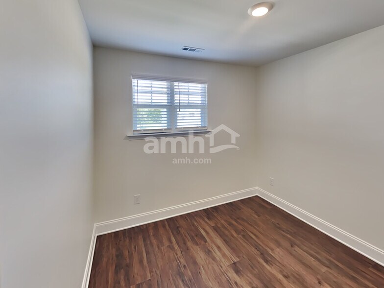 Building Photo - 5211 Valor Dr