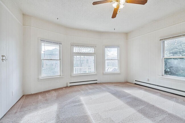 Building Photo - Charming 1-bdrm/1-bath in 1900s Victorian triplex—Prime location, shared laundry & yard