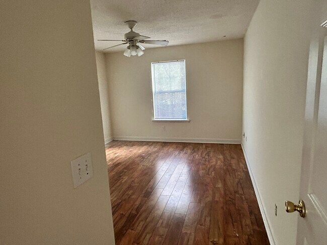 Downstairs master bedroom - 2702 Lantern Walk SE