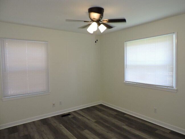 Building Photo - Convenient Norttheast location!